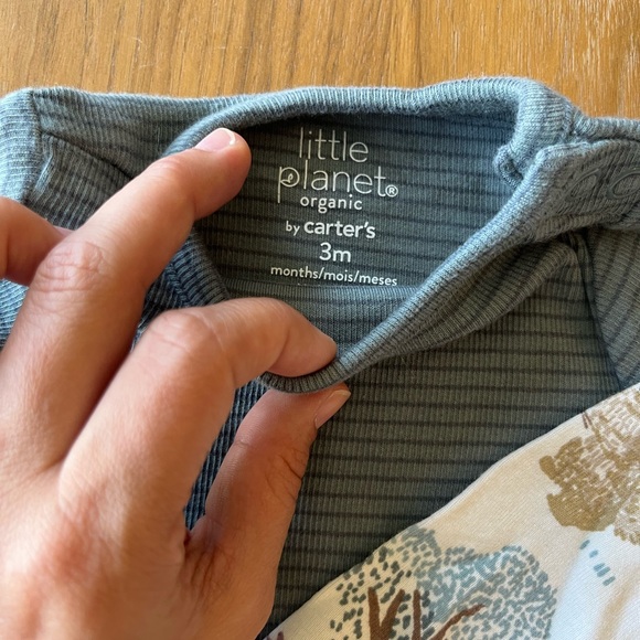 Adorable Unisex Carters Long Sleeve Onesies - Picture 2 of 3